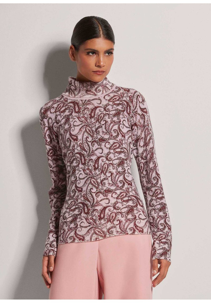 Langärmliges Rollkragenshirt in Hellrosa mit aufwendigem roten Paisleymuster, geripptem Textur und taillierter Silhouette.