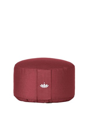 Rundes burgunderfarbenes Meditationskissen mit einem weißen Lotusblumen-Symbol, das auf einem vertikalen Stoffstreifen gestickt ist.