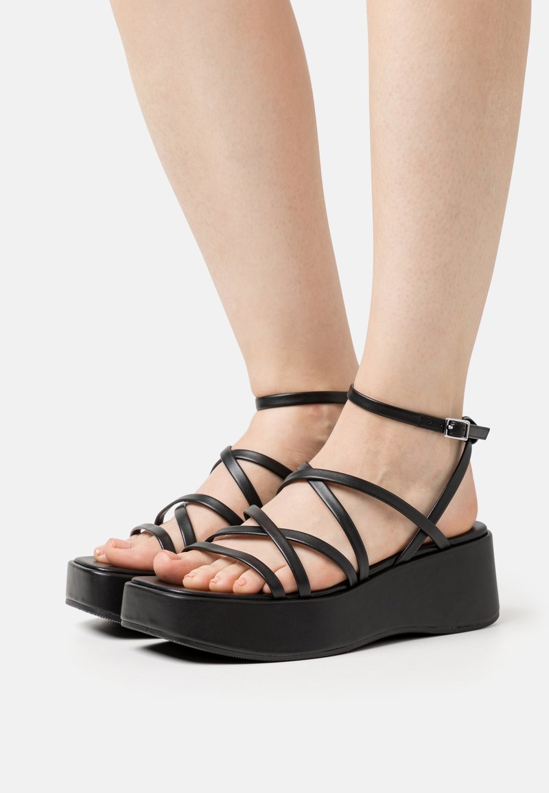 bottines plates a clous