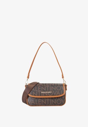 Bolso de hombro marrón Valentino con patrón repetido de logotipo, ribete en tono cuero, herrajes dorados y correa ancha de tela ajustable.