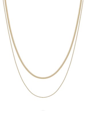 Dos delicadas cadenas de oro de diferentes estilos y longitudes mostradas sobre un fondo blanco.