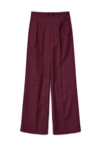 Pantaloni a vita alta e gamba ampia in un profondo borgogna con pieghe frontali verticali e tasche laterali, realizzati in un tessuto testurizzato.