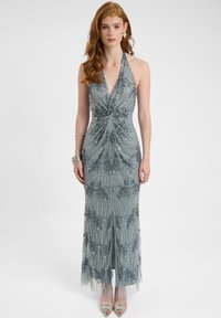 Abito da sera con collo halter in grigio morbido, con intricati ricami di perline e motivi floreali, caratterizzato da una silhouette aderente e uno spacco alto fino alla coscia.