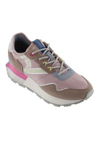 Zapatilla de color rosa claro y topo con acentos grises y azules, materiales de gamuza texturizada y malla, suela blanca gruesa y cordones multicolores.