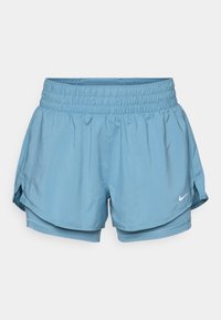 Pantalones cortos en azul claro, hechos de un tejido ligero. Cuenta con una cinturilla elástica, diseño en capas y aberturas laterales para mayor movilidad. Logo de Nike exhibido.