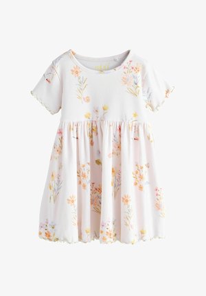 Vestido blanco para bebé de manga corta con pequeño estampado floral multicolor, textura acanalada en la parte superior y falda fruncida con bordes ondulados.
