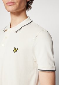 Lyle & Scott TIPPED - Poloskjorter - chalk/gunmetal