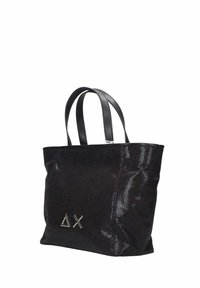 Borsa tote nera realizzata in materiale testurizzato con una finitura lucida, dotata di due manici neri e un accento di logo geometrico argentato.