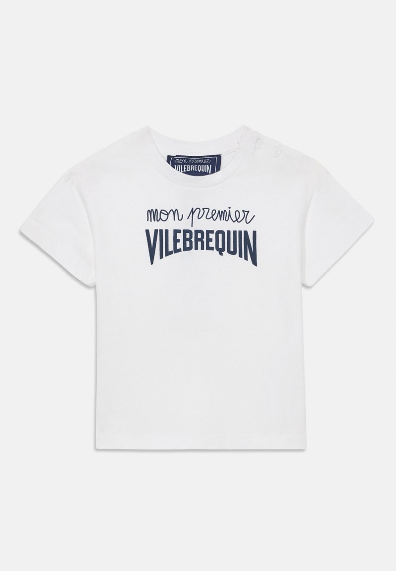 Camiseta de algodón blanca de manga corta, con "mon premier VILEBREQUIN" en texto azul oscuro y dos botones a presión en el hombro.