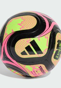 Černý fotbalový míč se světle růžovými a neonově zelenými cik-cak vzory, s logem Adidas a značkou FIFA. Hladký, lesklý povrch.