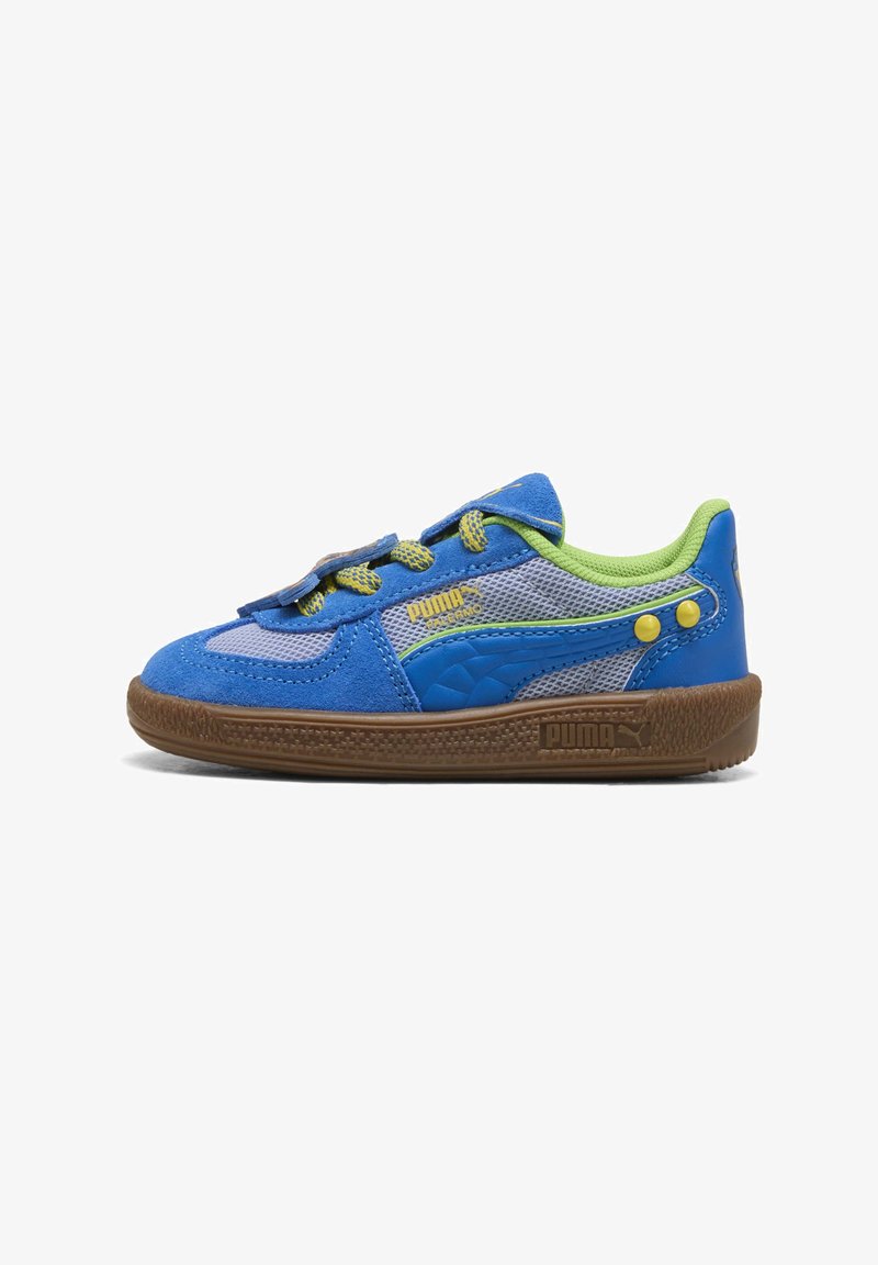 Baskets Puma bleues et grises avec doublure verte, accents jaunes et semelle marron, conçues pour enfants avec fermeture velcro et lacets.