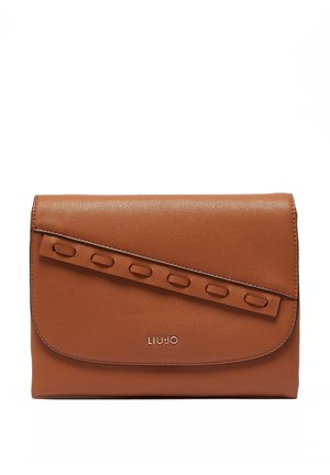 Bruine leren clutch met diagonale banddetail en klein metalen LIU JO-logo op de voorflap.