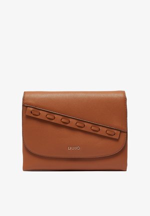 Bruine leren clutch met diagonale banddetail en klein metalen LIU JO-logo op de voorflap.