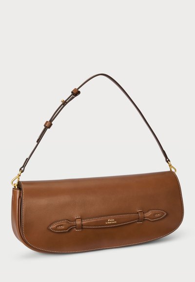 Brūna ādas rokassoma ar strukturētu formu, īsu regulējamu siksnu, dekoratīvām šuvēm un priekšējo akcenta siksnu.