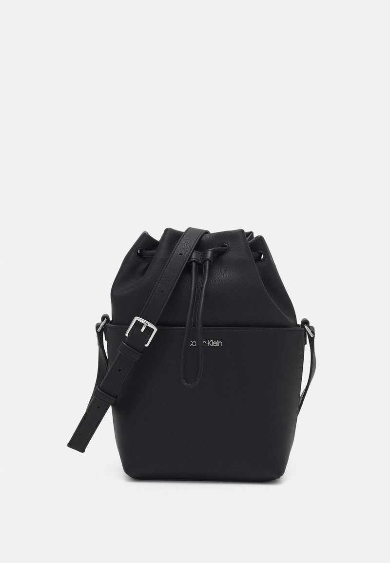 Calvin Klein MUST BUCKET - Sac bandoulière - black