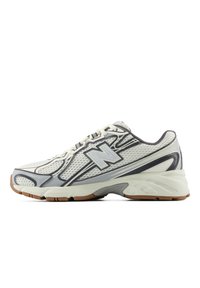 Ej vald, off white black