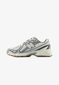 Ej vald, off white black