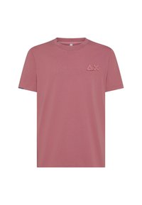 T-shirt di cotone rosa con collo rotondo, maniche corte e un piccolo logo ricamato sul petto. Texture liscia, design semplice.
