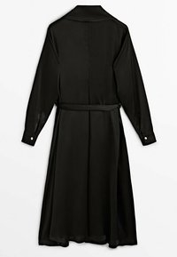 Czarny, długi płaszcz trencz z szerokim kołnierzem i paskiem w talii, pokazany od tyłu, z zapięciem na guziki na mankietach.