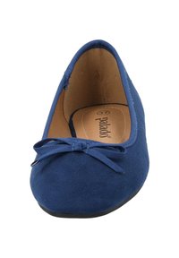 Navyblauwe balletschoenen van suède met een getextureerd oppervlak, voorzien van een kleine strikaccent op de neus en een gladde binnenvoering.