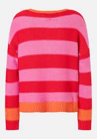 Strickpullover mit breiten horizontalen Streifen in Rosa und Rot, mit orangefarbenem geripptem Kragen und Saum sowie langen Ärmeln.