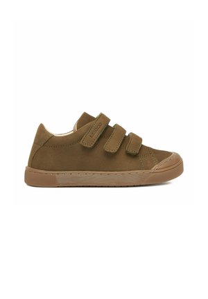 Bruine kindersneaker met drie klittenbandsluitingen en een rubberen zool, van de zijkant afgebeeld op een witte achtergrond.