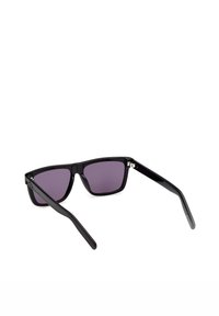 Gafas de sol rectangulares negras con lentes tintados oscuros y varillas anchas, mostradas desde una vista trasera en ángulo sobre un fondo blanco.