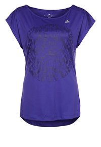 Fialové sportovní tričko s kulatým výstřihem, krátkými rukávy a texturovaným černým vzorem na přední straně. Má zakřivený lem.