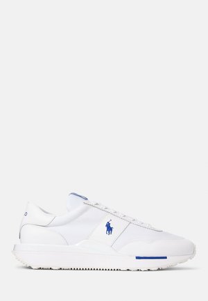 Biały niski sneaker z niebieskim logo Polo po boku, białymi sznurowadłami i grubą białą podeszwą z niebieskim akcentem z przodu.