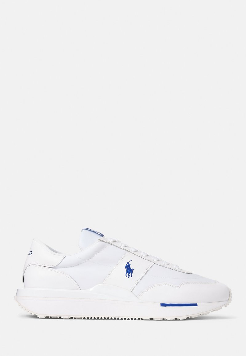Baskets basses blanches avec logo Polo bleu sur le côté, lacets blancs et semelle blanche épaisse avec un accent bleu à l'avant.