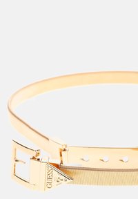 Ceinture en métal doré avec un design épuré et minimaliste. Présente une section texturée et une boucle avec le logo de la marque. Ajustable avec plusieurs trous.