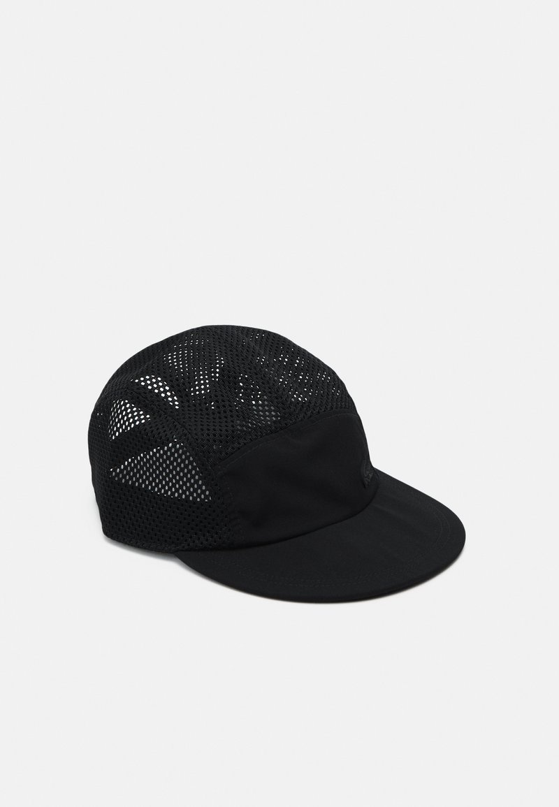 Casquette noire avec un dessus en maille pour la ventilation et une visière noire unie. Le matériau est en tissu, avec un design simple et un minimum de détails de marque.