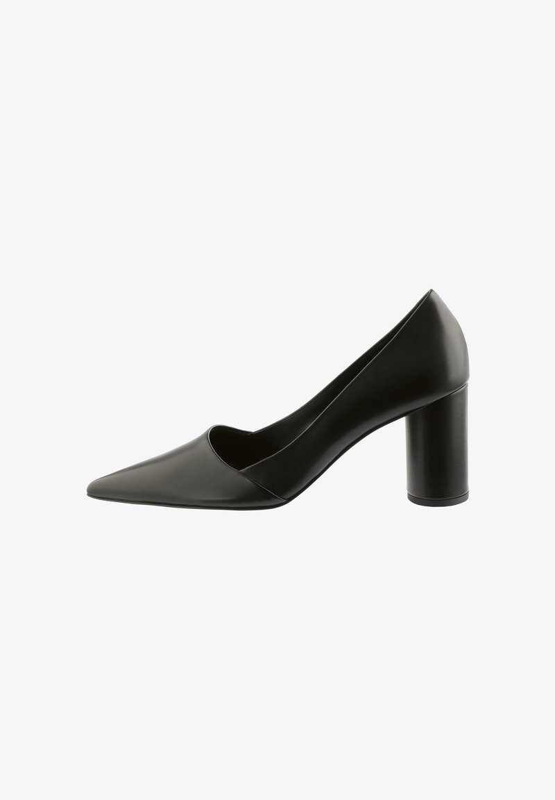 Sort læder pumps med spids tå og høj, klodset cylindrisk hæl, vist i profil mod en hvid baggrund.