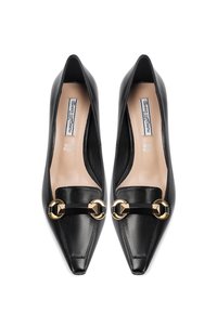 Décolleté in pelle nera con punta affilata, caratterizzati da dettagli in metallo dorato e una cintura sul dorso del piede. Texture liscia e design elegante.