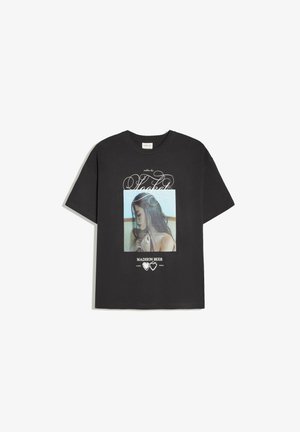 Bershka, MADISON BEER T-SHIRT - Triko s potiskem - dark grey