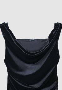 Top senza maniche in velluto nero con scollatura drappeggiata e dettagli arricciati sulle spalle, taglia S secondo il marchio Calliope.