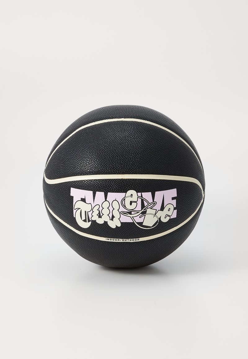 Palla da basket nera con superficie texture, accenti bianchi e rosa che presentano la parola "TWELVE" in caratteri stilizzati. Adatta per uso interno/esterno.