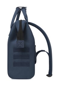 Marineblauwe nylon rugzak met een gladde textuur, bovenste ritsafsluiting en drie horizontale webbingbanden aan de voorkant. Inclusief verstelbare schouderbanden.