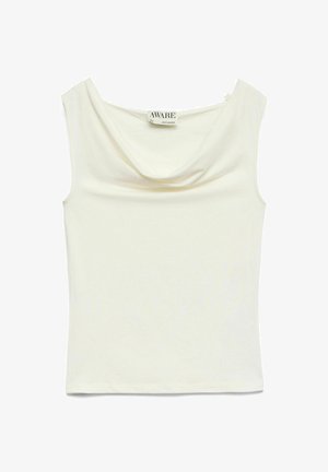Top sans manches pour femme de couleur ivoire avec un col bénitier drapé et une étiquette de marque visible « AWARE » au dos du col intérieur.