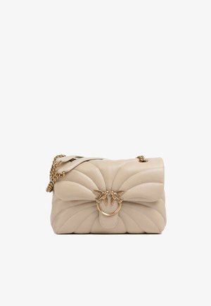 Beige gesteppte Lederhandtasche mit goldener Kettenriemen und goldfarbenem, vogelähnlichem Verschluss in der Mitte vorne.