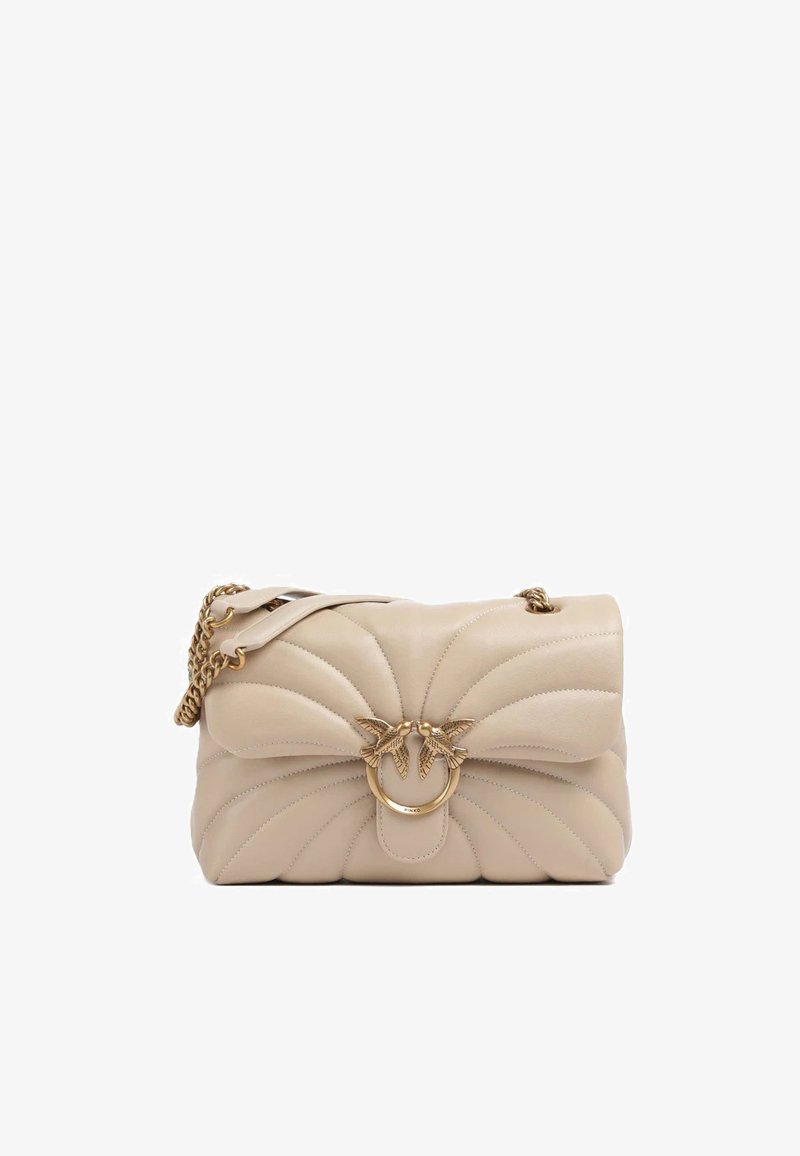 Borsa beige in pelle trapuntata con tracolla a catena dorata e chiusura frontale a forma di uccello dorato.