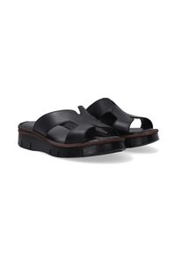 Sorte læder slide sandaler med åben tå-design, udskæringer og en tekstureret brun sål med en let hæl.