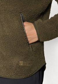 Jack Wolfskin HIGH CURL - Fleecejacke - obsidian moss