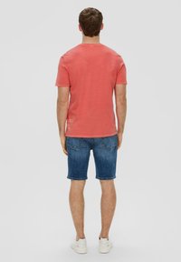 s.Oliver MIT GARMENT DYE - T-shirt print - koralle