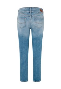 Jean en denim bleu clair avec deux poches arrière et un patch en cuir marron sur la ceinture, vu de dos.