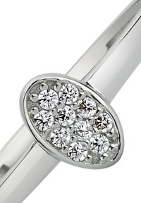 Bague en argent avec une pièce centrale ovale texturée ornée de plusieurs pierres claires disposées en cercle. Anneau lisse et poli.