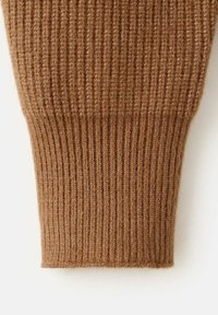 Bruine geribbelde gebreide trui mouw met een aangesloten boord, met zichtbare textuur en steekpatroon.