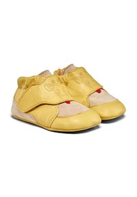 Geel leren babyschoenen met een zachte beige suède voorkant, voorzien van een geperst giraffeontwerp en een rode accent op de neus.