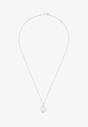 Delicata collana con catena d'argento e ciondolo a forma di cuore aperto, con un cuore più piccolo all'interno, chiusa con un moschettone.