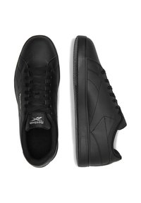 Čierne športové topánky s hladkým koženým zvrškom, zaoblenou špičkou, šnurovací dizajn a gumovou podrážkou s jemnými textúrovanými akcentmi.